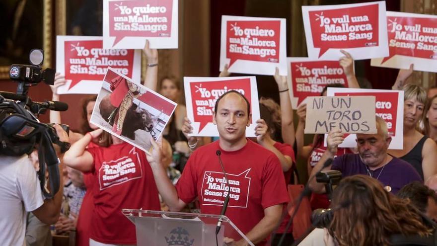 Una de las numerosas intervenciones de colectivos antitaurinos en Cort.