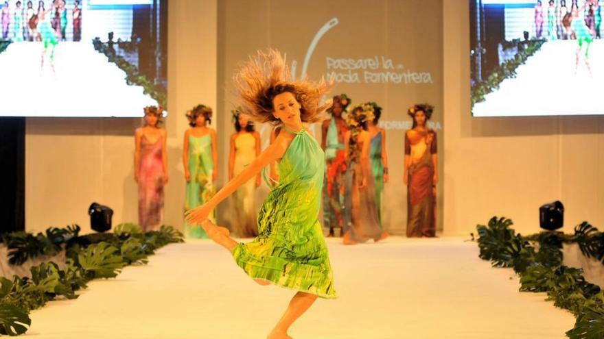 Pasarela FormenteraUn desfile de moda renovado y solidario | EFE / CARLOS TORRES