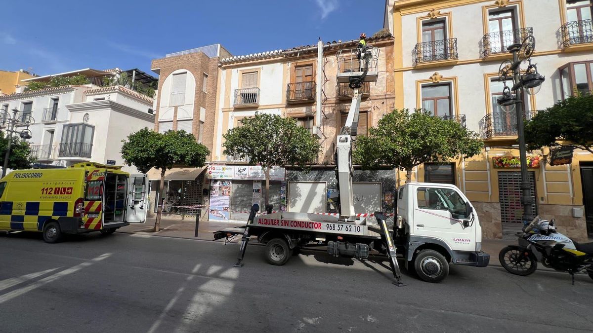 Los servicios de emergencia revisan la fachada de un edificio lorquino