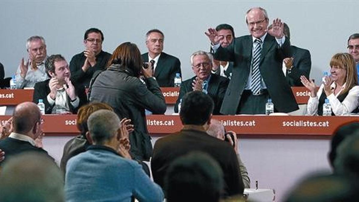 Los miembros del consejo nacional del PSC ovacionan a Montilla, ayer en Barcelona.