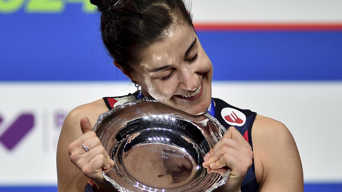 Carolina Marín celebrando su título