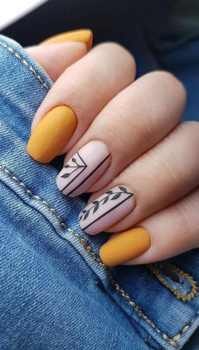 Uñas de otoño: mostaza + diseño de hojas