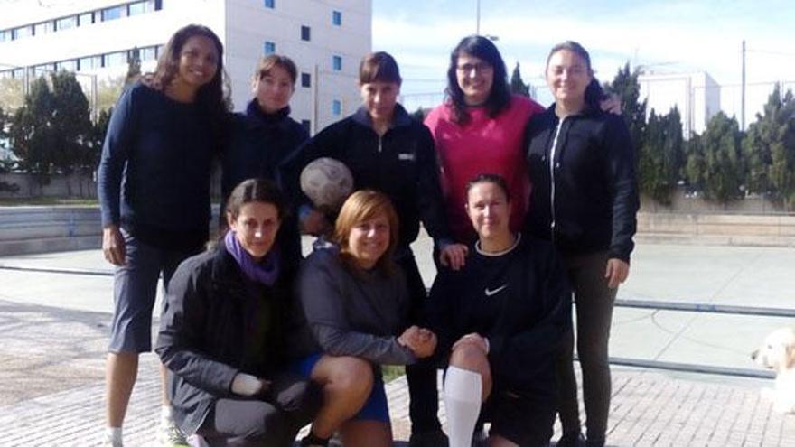 Laura Camargo (centro) y otros cargos de Podemos en un entrenamiento con el Collerense.