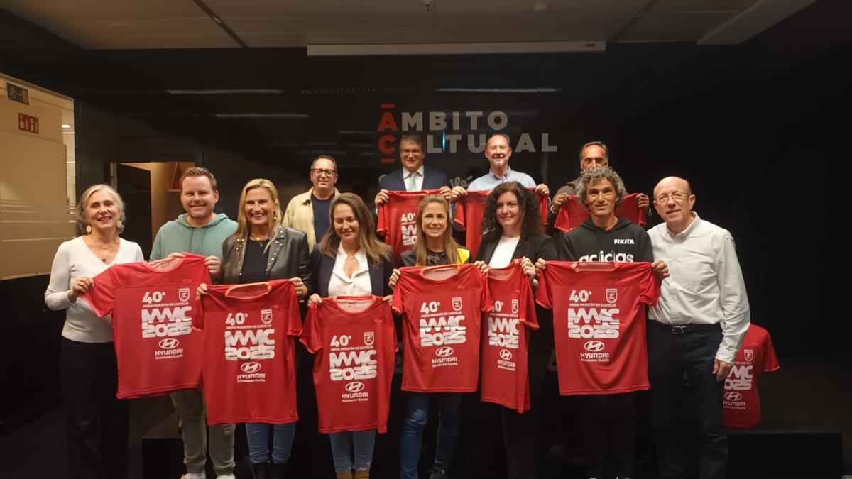 Organizadores y patrocinadores, junto a los atletas Martín y España, la delegada Fabregat y la edila Hurtado.