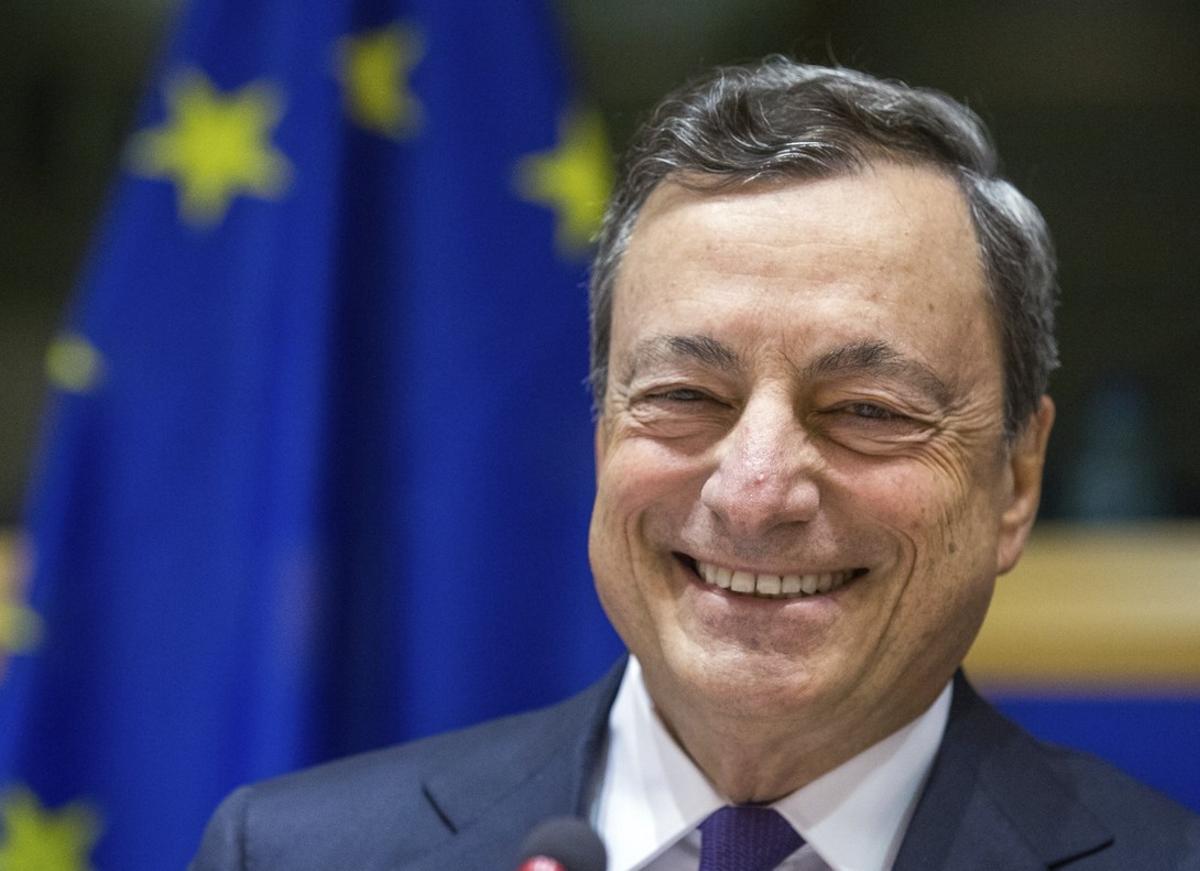 BRU02 BRUSELAS (BÉLGICA) 29/05/2017.- El presidente del Banco Central Europeo (BCE), Mario Draghi, asiste a la Comisión de Asuntos Económicos del Parlamento Europeo, en Bruselas (Bélgica) hoy, 29 de mayo de 2017. Draghi instió a los bancos a prepararse a tiempo para las consecuencias del brexit, la salida de Reino Unido de la Unión Europea (UE), y admitió que el proceso genera riesgos para la supervisión comunitaria de las entidades. EFE/Stephanie Lecocq