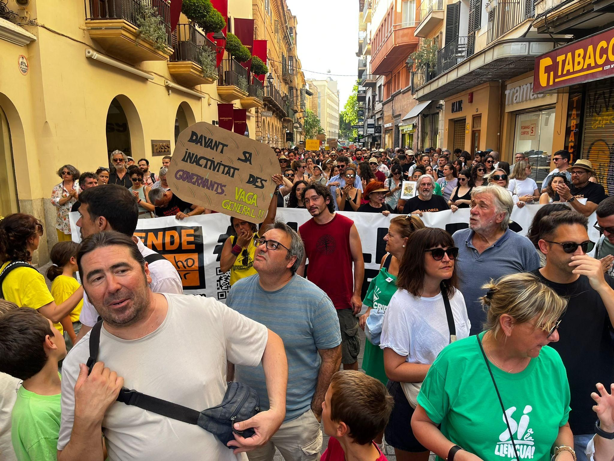 Las pancartas y las imagénes de la manifestación contra la saturación Turística