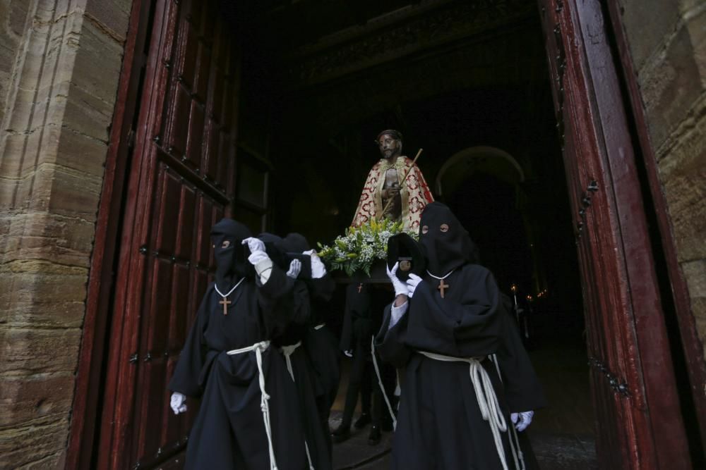 La lluvia obliga a dar la vuelta a la procesión ovetense del Santo Entierro