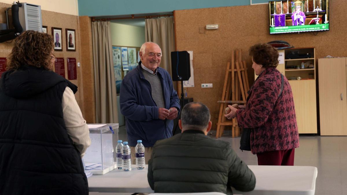 En el colegio electoral del centro cultural de trabanca, en Vilagarcía, Badiña misa durante las votaciones