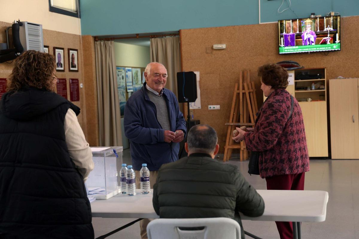 En el colegio electoral del centro cultural de trabanca, en Vilagarcía, Badiña misa durante las votaciones