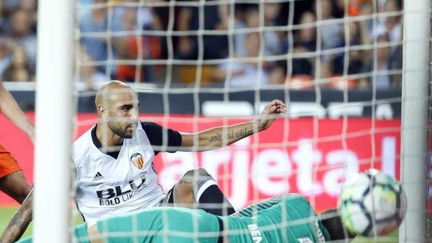 Zaza fulmina al Málaga con un triplete y convierte Mestalla en una fiesta