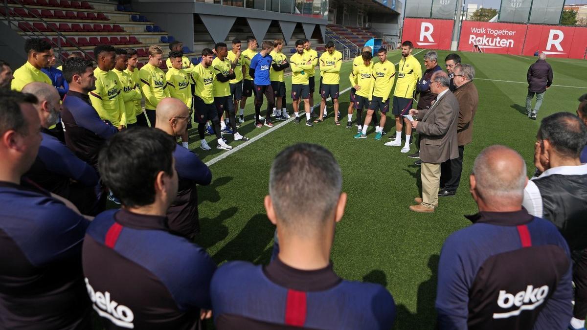 La plantilla del Barça recibe las explicaciones de los doctores Padrós y Trilla, junto a Bartomeu.