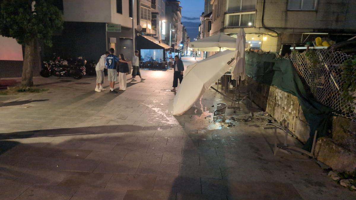 La terraza de la calle eduardo Vincenti en la que se estrelló un motorista el sábado por la noche.