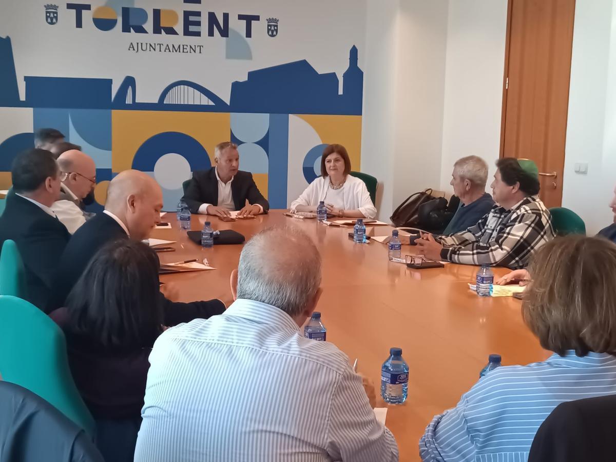 La concejala, Amparo Chust, preside el encuentro con representantes religiosos.