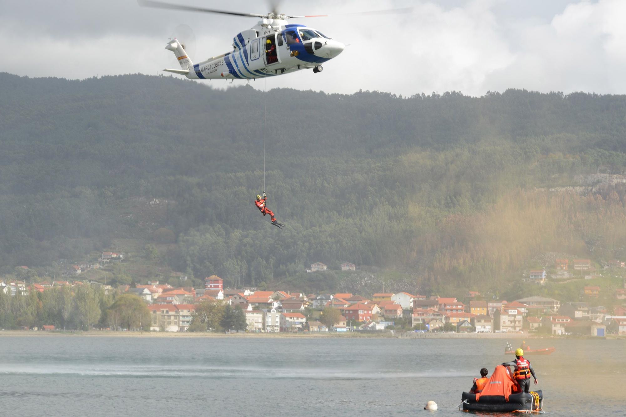 Escenas del simulacro de rescate frente a Moaña.