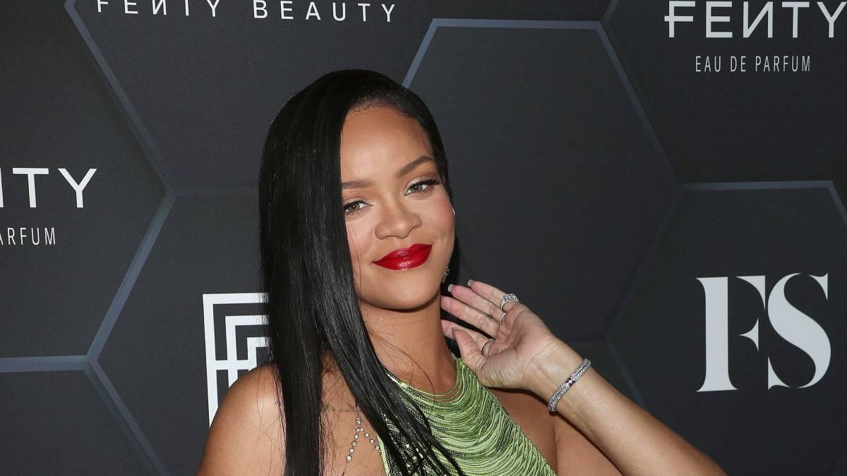 Rihanna luce su embarazo con look brillante