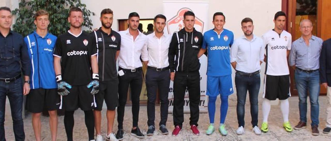 Los jugadores del Ontinyent CF, con los máximos responsables del club, posan con las diferentes equipaciones en el Palau de la Vila.