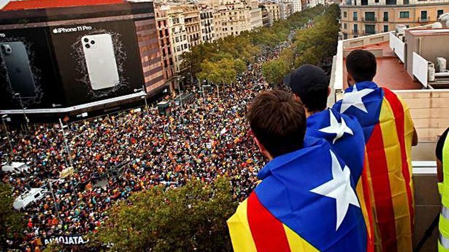 Manifestants independentistes, ahir a la tarda, al centre de la capital catalana