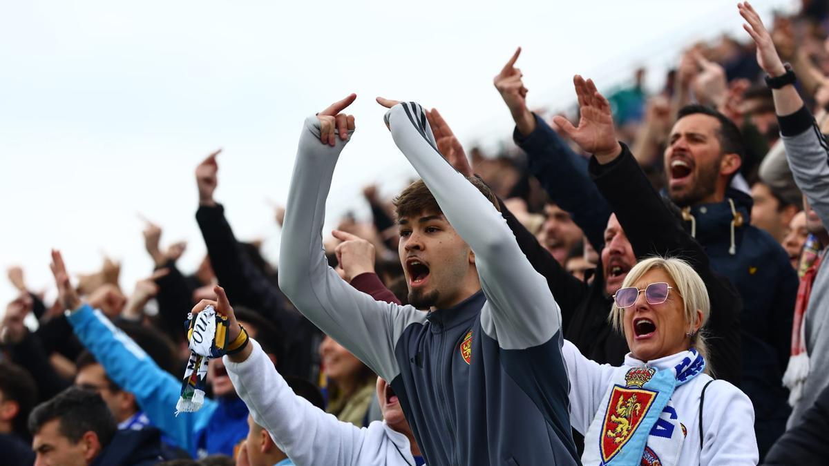 Vídeo |La afición del Real Zaragoza protesta contra la gestión de la directiva en el minuto 32 del partido contra el Burgos