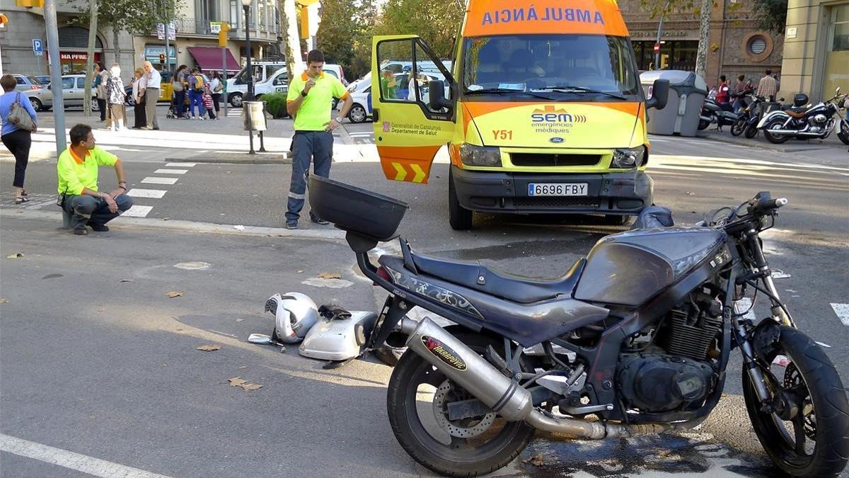 Accidente en el cruce de Diagonal con Roger de Flor entre una moto y una ambulancia, el 20 de septiembre del 2011