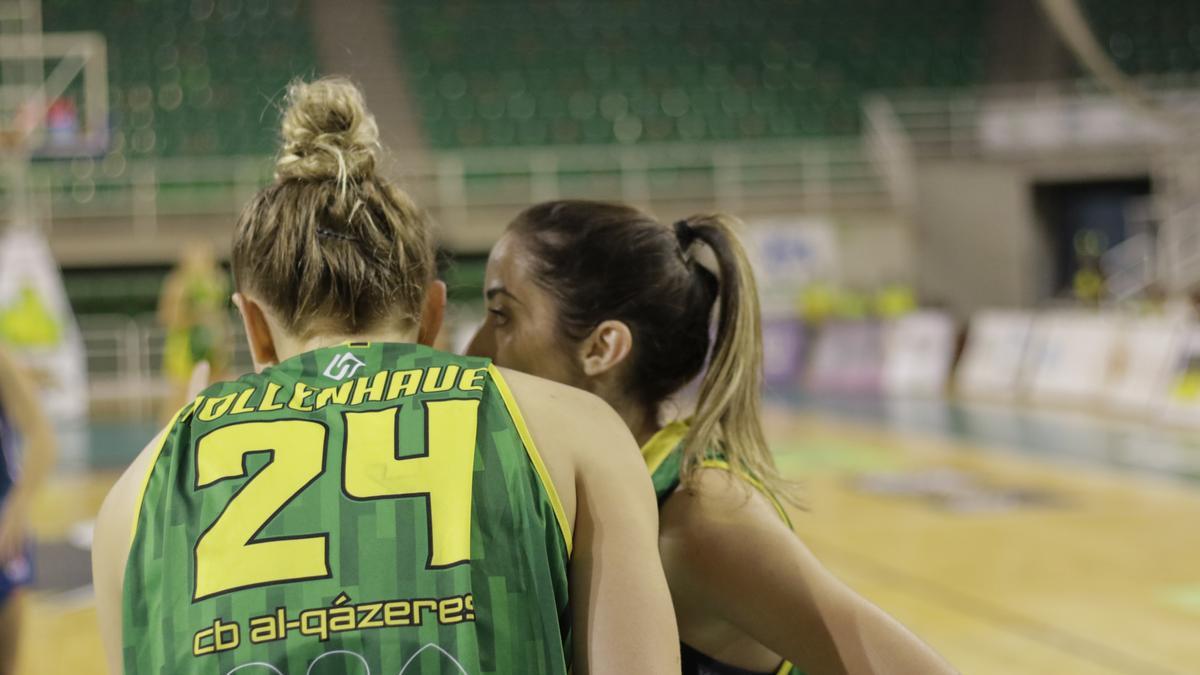 Alexy Mollenhauer y Conchi Satorre, jugadoras del Al-Qázeres, hablan en un partido.