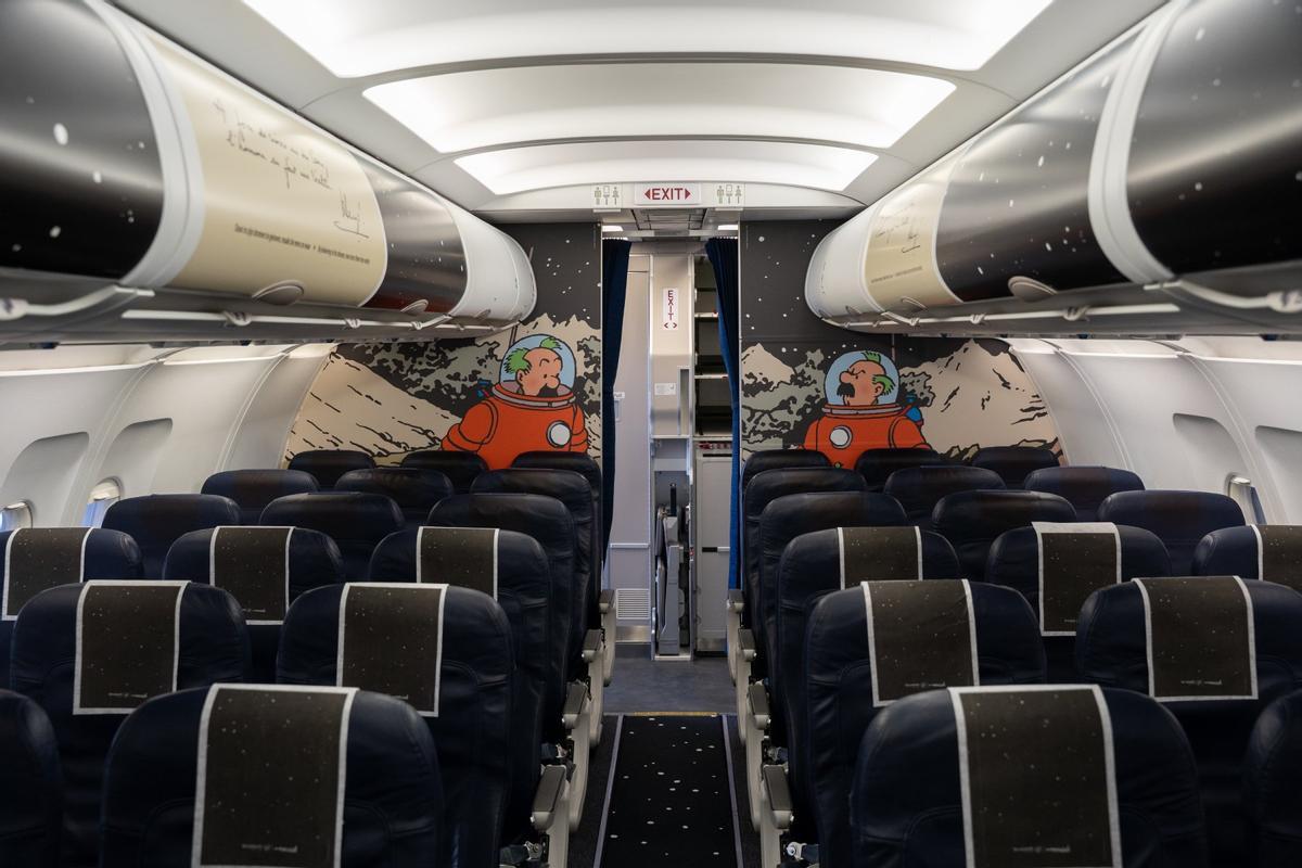 La cabina del avión 'Gravity', con una escena de Hernández y Fernández del álbum 'Aterrizaje en la Luna'.