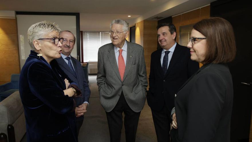 Los miembros del jurado de los Premios Salud, en la sede de LA NUEVA ESPAÑA, con Ángeles Rivero, directora general del periódico (a la derecha de la imagen). Desde la izquierda, Conchita Saavedra, consejera de Salud; Alejandro Braña, presidente del jurado; Juan López-Arranz, presidente de la Real Academia de Medicina y Cirugía del Principado de Asturias, y Luis Antuña, presidente del Colegio de Médicos de Asturias. José Antonio Vega, decano de la Facultad de Medicina y Ciencias de la Salud, participó en la reunión mediante videoconferencia. | | JUAN PLAZA