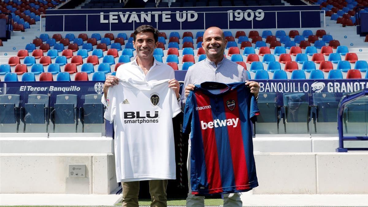 Los entrenadores del Valencia CF y del Levante UD, Marcelino García Toral y Paco López, posan este viernes tras una rueda de prensa conjunta.