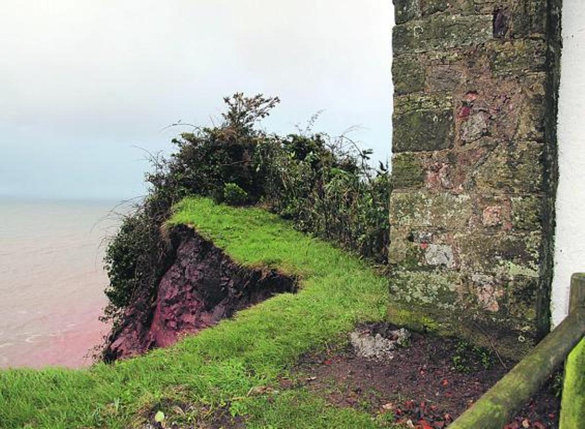Distancia que separaba ayer la capilla del acantilado en Candás.