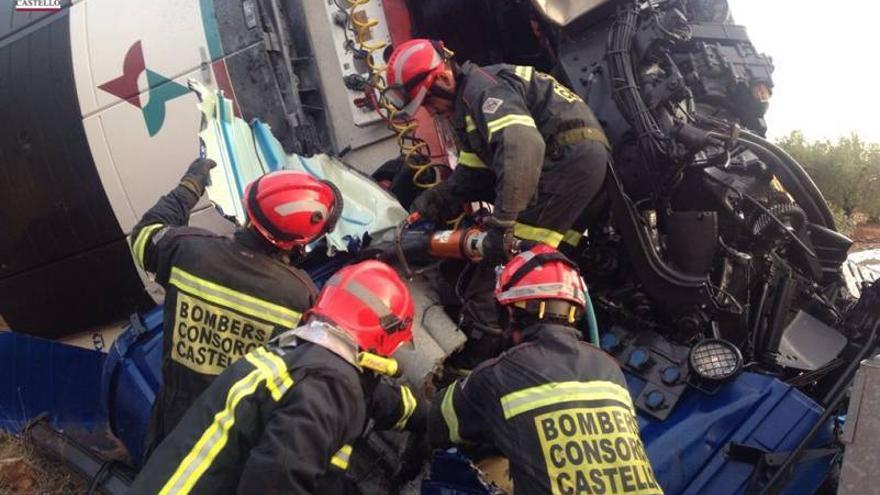 Dos heridos al volcar un camión en la AP-7 en Alcalà de Xivert