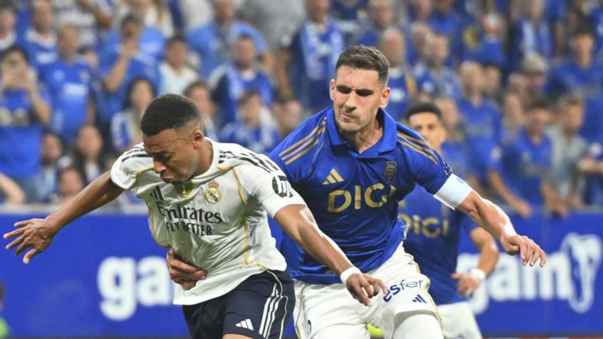 Por la izquierda, Mbappé trata de irse de Dani Calvo, disparando ante Costas y Oier Luengo e intentando superar a Nacho Vidal. | A. P / PACO PAREDES