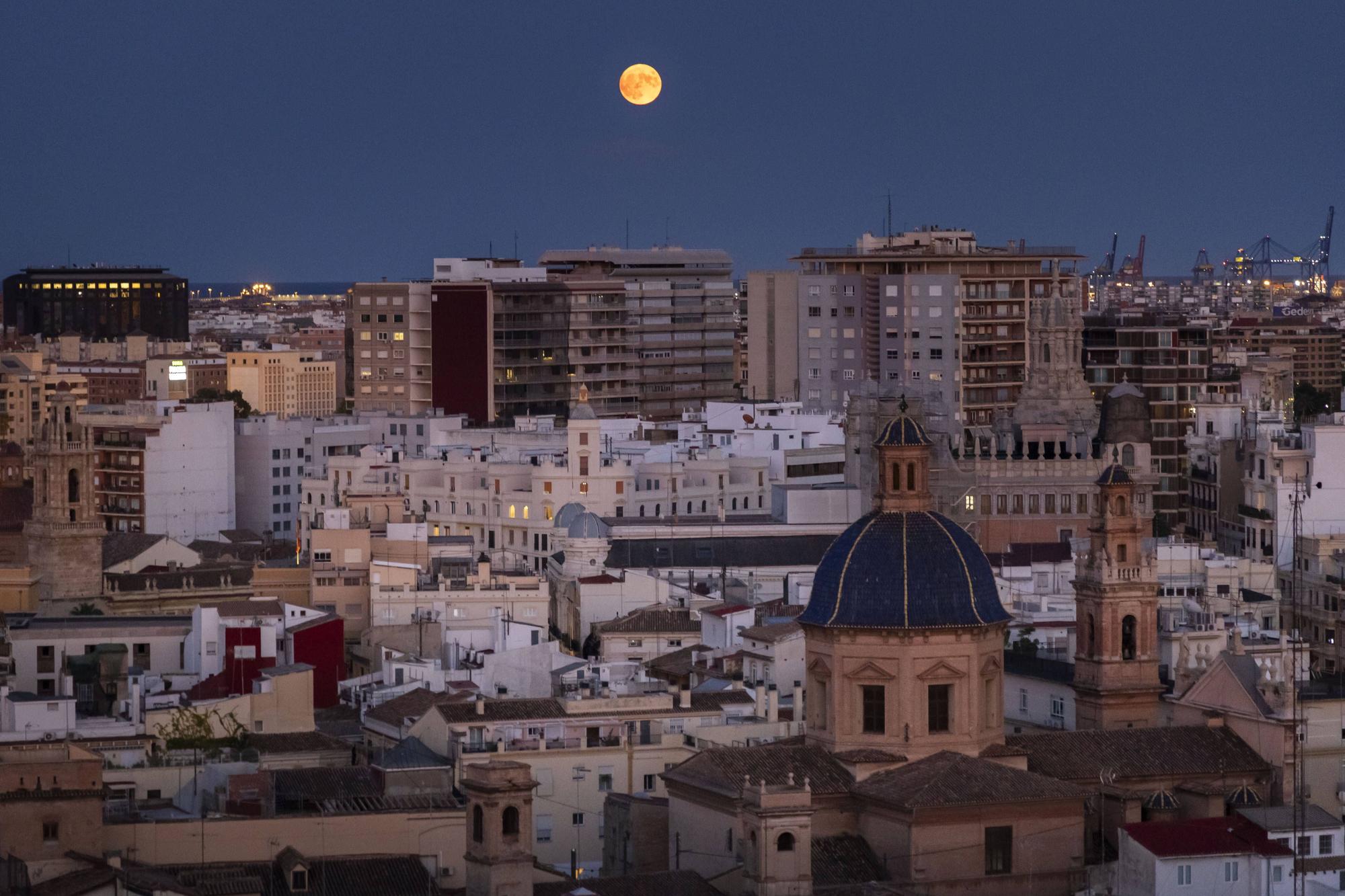 La Superluna azul vista desde el cielo de Valencia