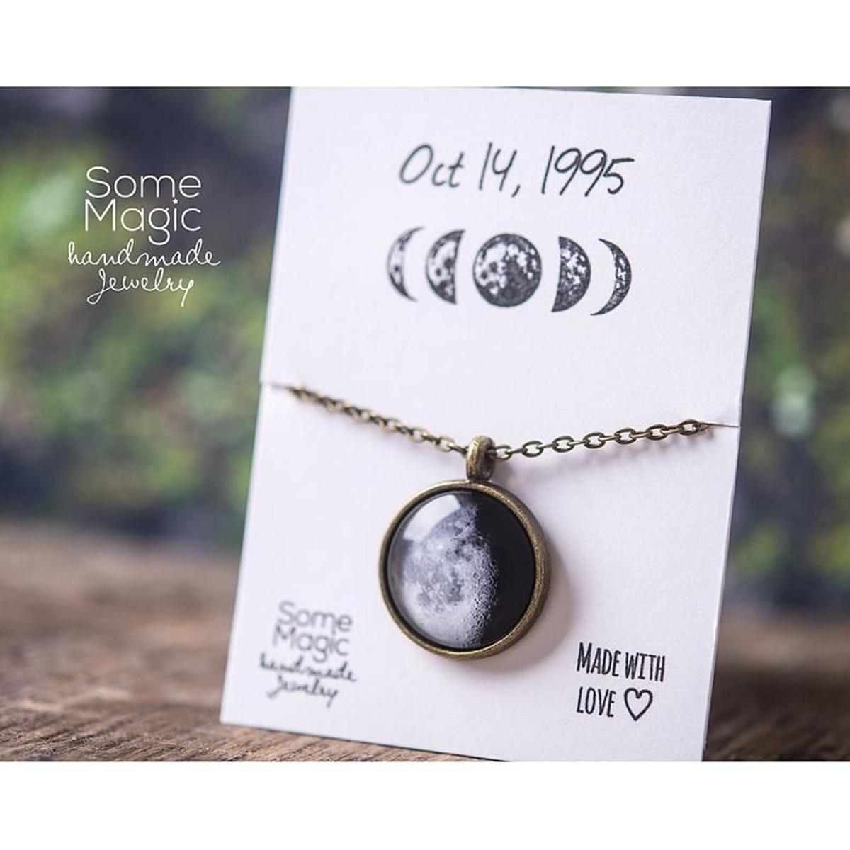 Collar de fase lunar personalizado (Precio: 23,88 euros)