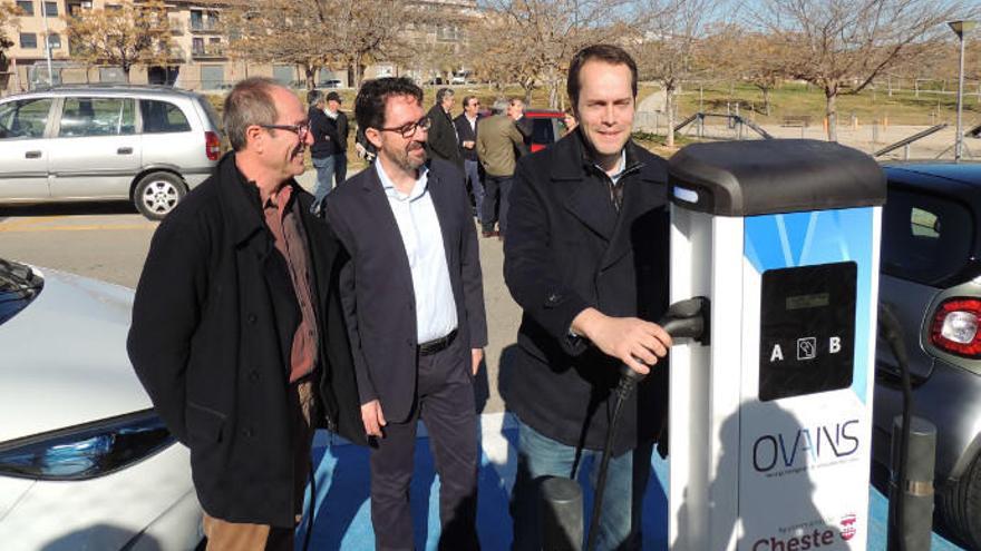 Cheste inaugura el primer punto de recarga gratuita para vehículos eléctricos en la comarca