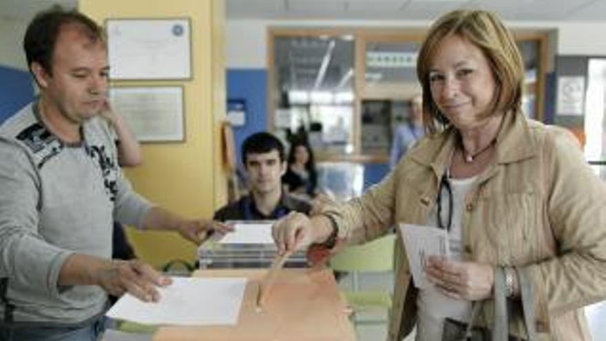 La candidata de Esquerra Unida, Marga Sanz, en el momento de depositar su voto en su colegio electoral de Valencia.