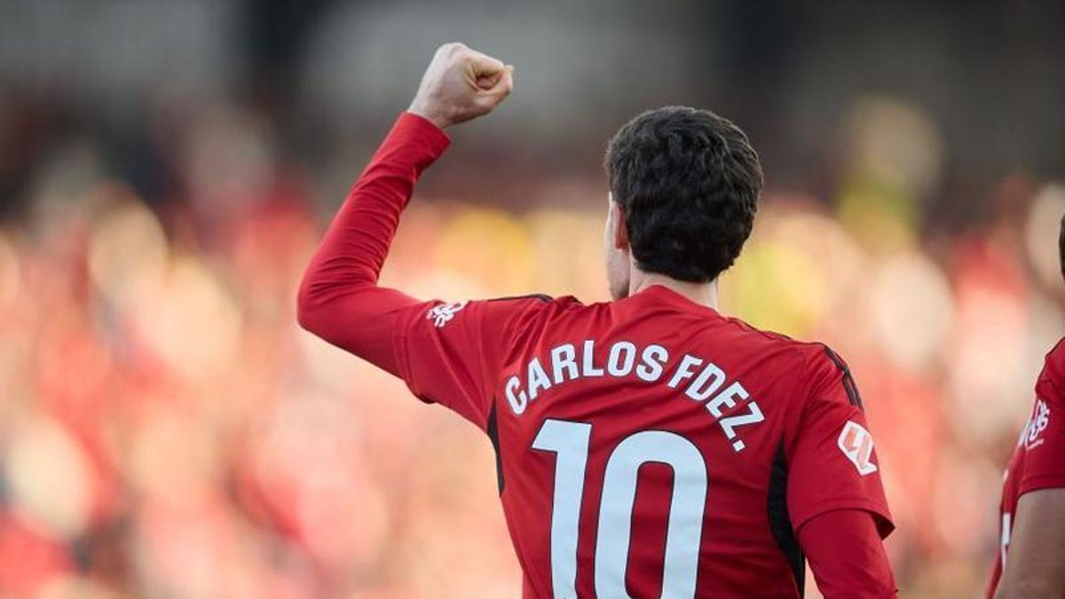Carlos Fernández celebra un gol con el Mirandés