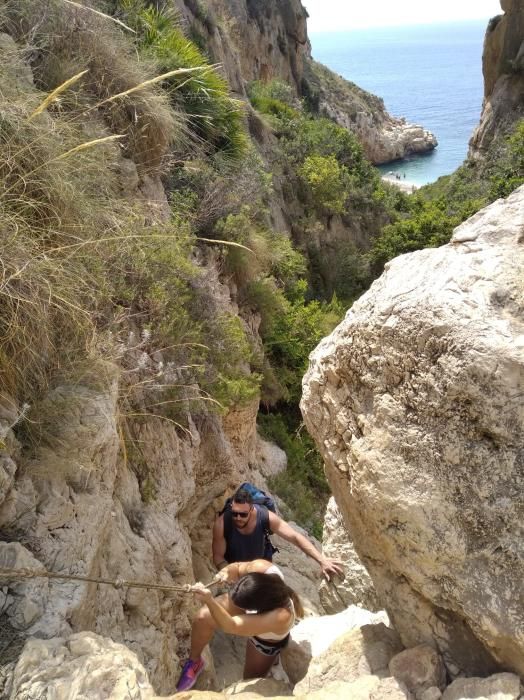 Mil peripecias para llegar a las calas de la Marin