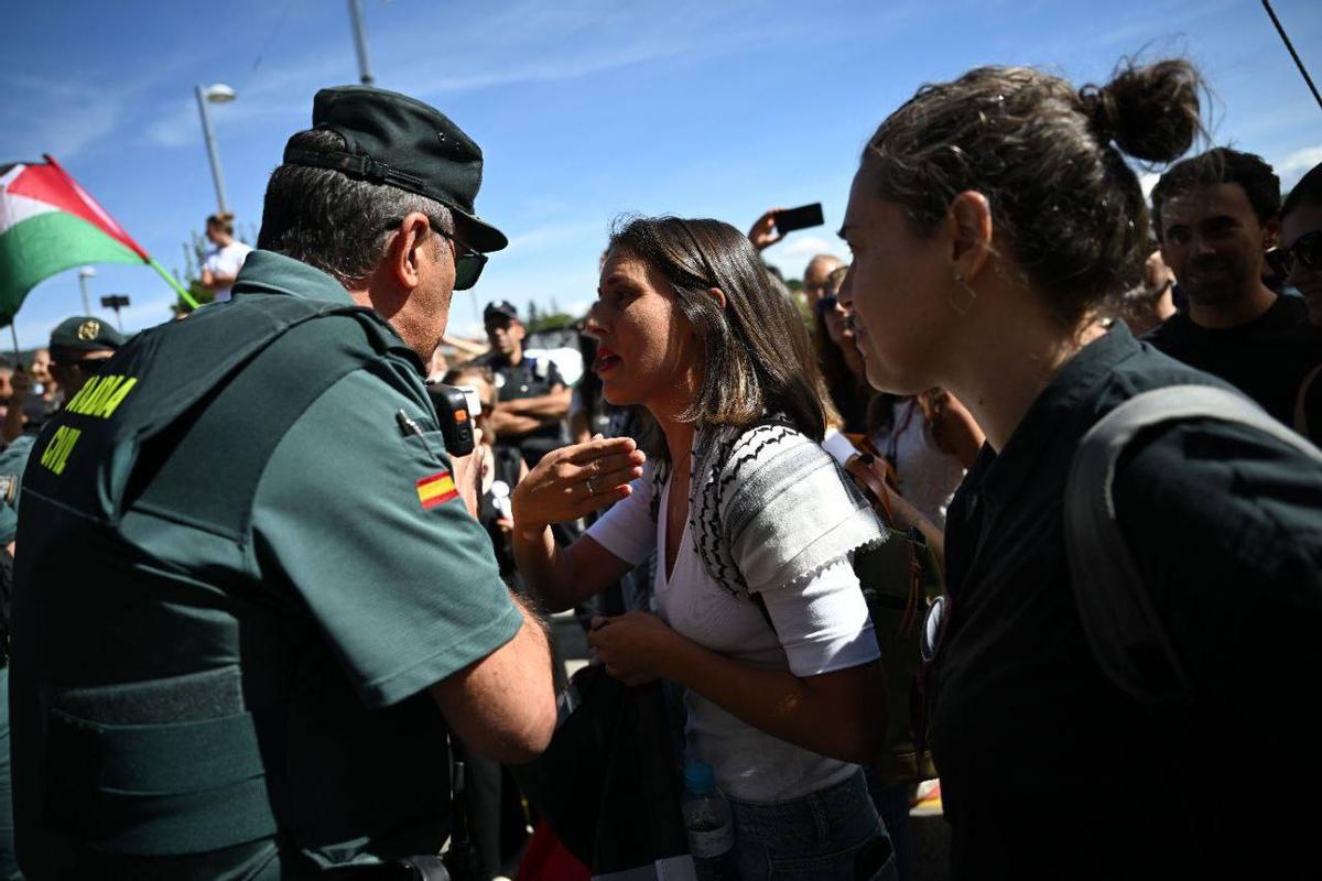 La candidata de Podemos, Irene Montero, habla con un agente durante las protestas de este domingo.