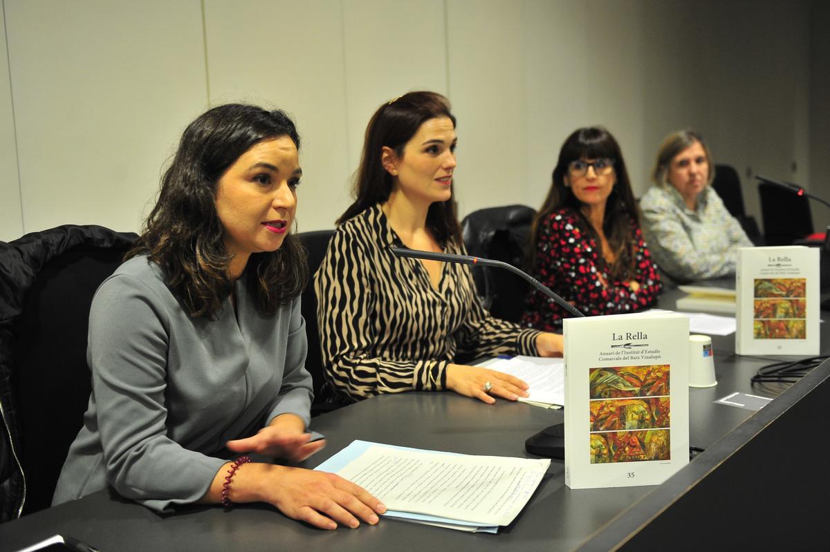 En primer plano, la directora de la revista la Rella, con uno de los ejemplares de la edición número 35