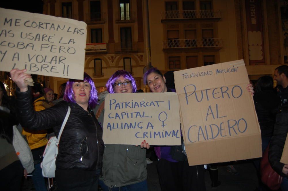 Multitudinària manifestació feminista a Figueres