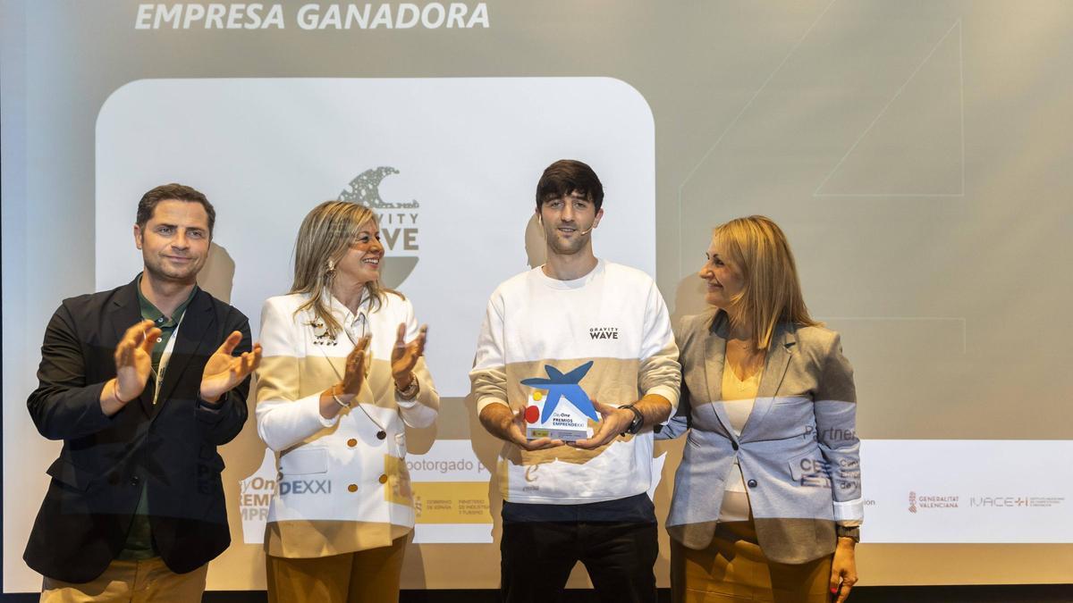El responsable de Gravity Wave, con el premio EmprendeXXI, junto a García Saz, Cabezón y Montes.