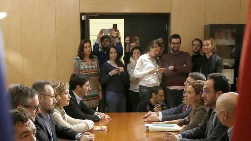 Reunión de los equipos negociadores de PSOE y Podemos. // Efe