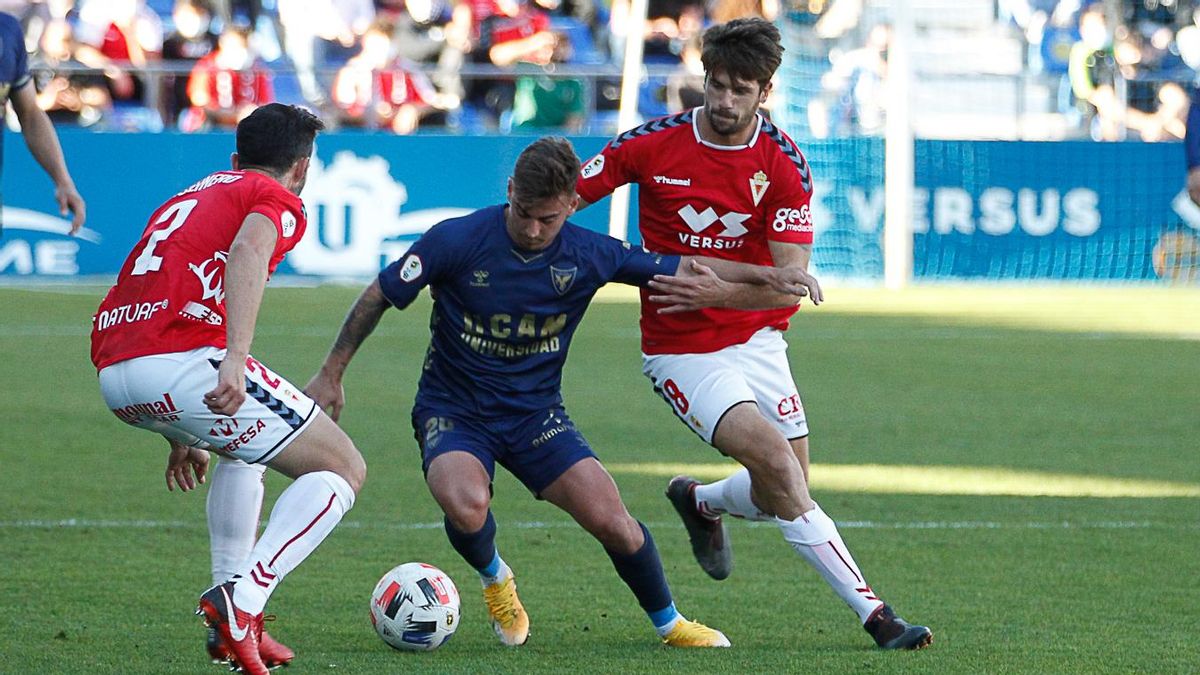 Mario Abenza durante un partido contra el UCAM Murcia, su nuevo club