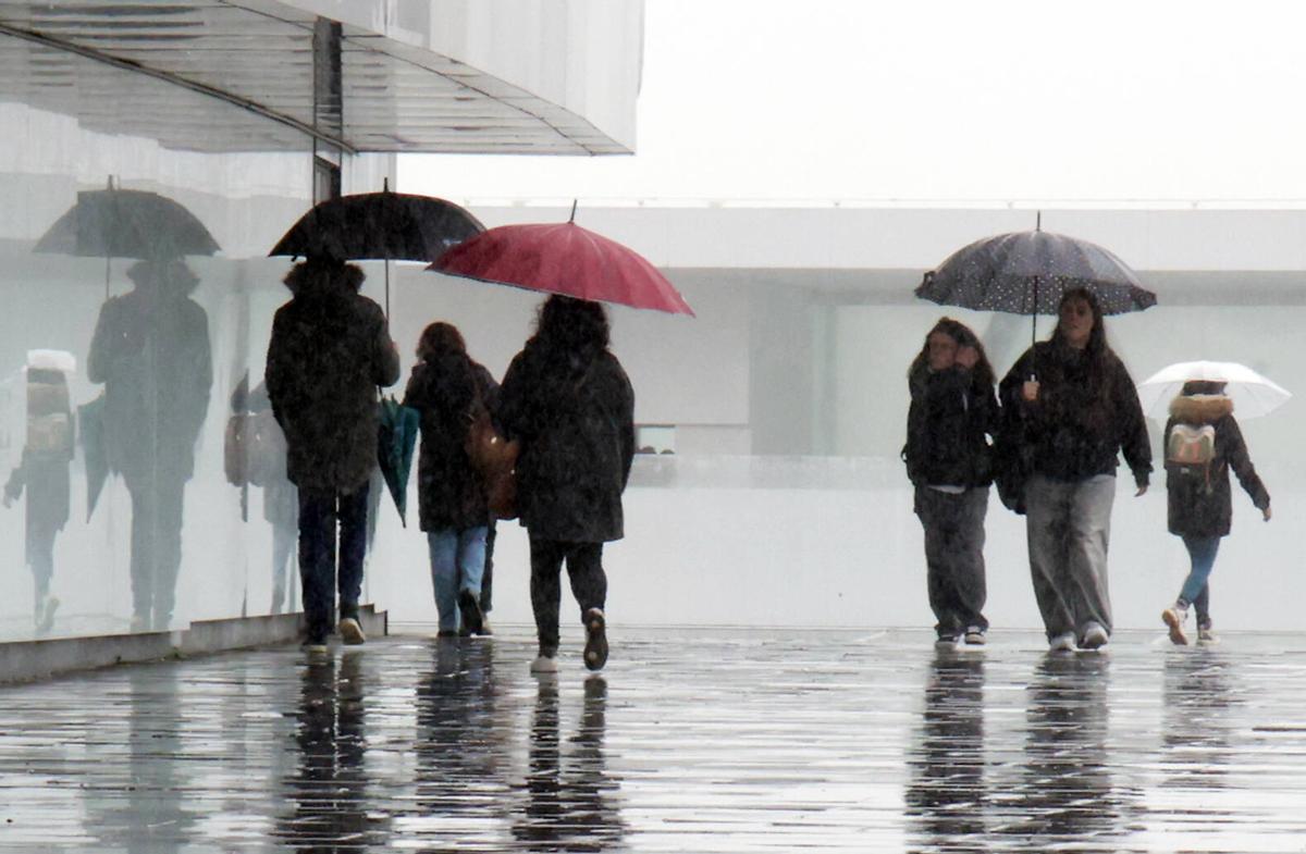 Lluvia y niebla, ayer, sobre Vigo.