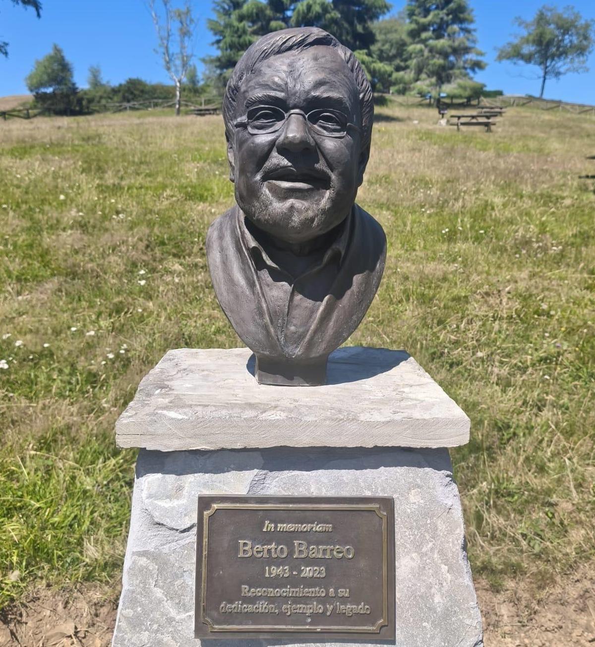 El busto en recuerdo de Berto Barredo.