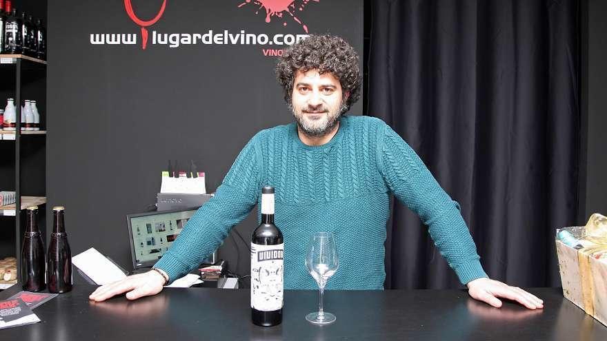 David Jové de Lugardelvino, ayer, con &quot;Vividor&quot;, elección de estreno de la ruta del vino. // Bernabé / J.C.Asorey