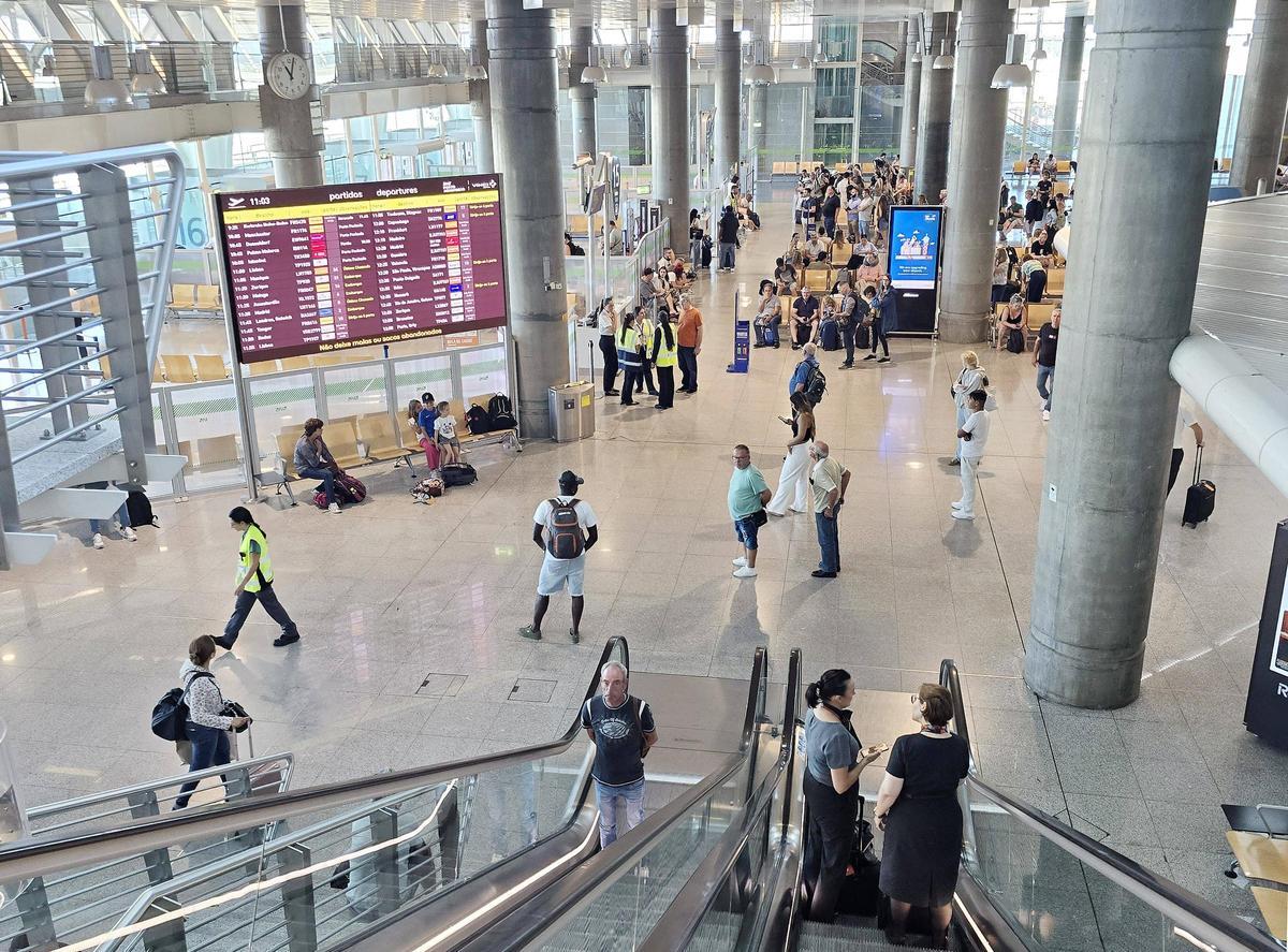 Interior del aeropuerto de Oporto, Francisco Sá Carneiro, en agosto de 2025