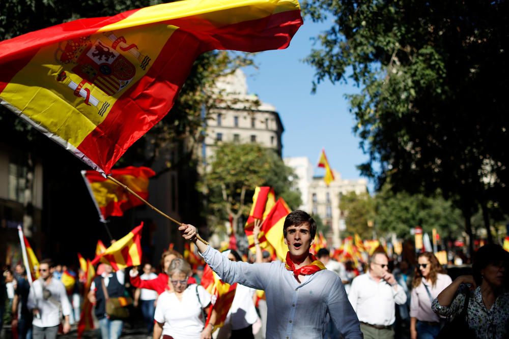 Desenes de milers de persones omplen Barcelona a favor de la unitat d''Espanya