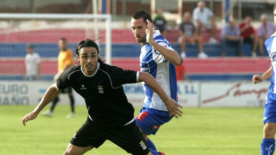 Cañadas, uno de los mejores de su equipo en la tarde de ayer, en plena acción en el estadio Ikomar.