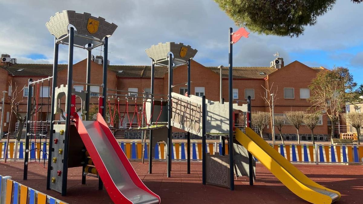 Parque infantil renovado en la plaza de San Jorge.