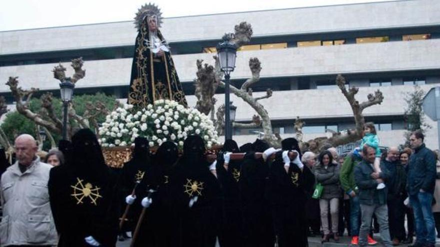 La Virgen Dolorosa recorre la plaza de la Baragaña.
